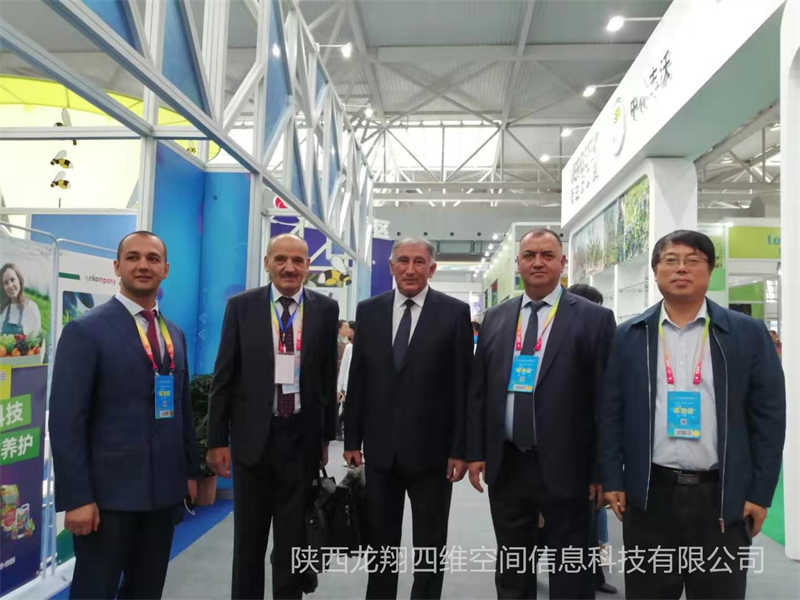2019年10月塔吉克斯坦农业部副部长及外国客商来杨凌参观农高会展位
