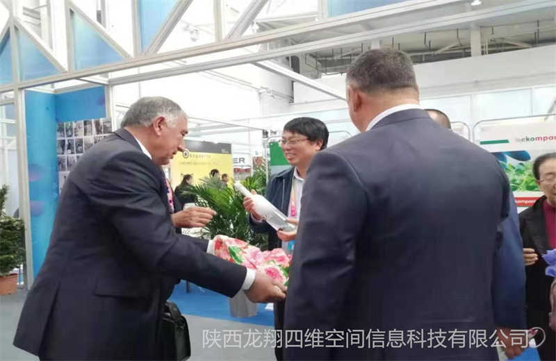 2019年塔吉克斯坦农业部副部长给董事长赠送礼品